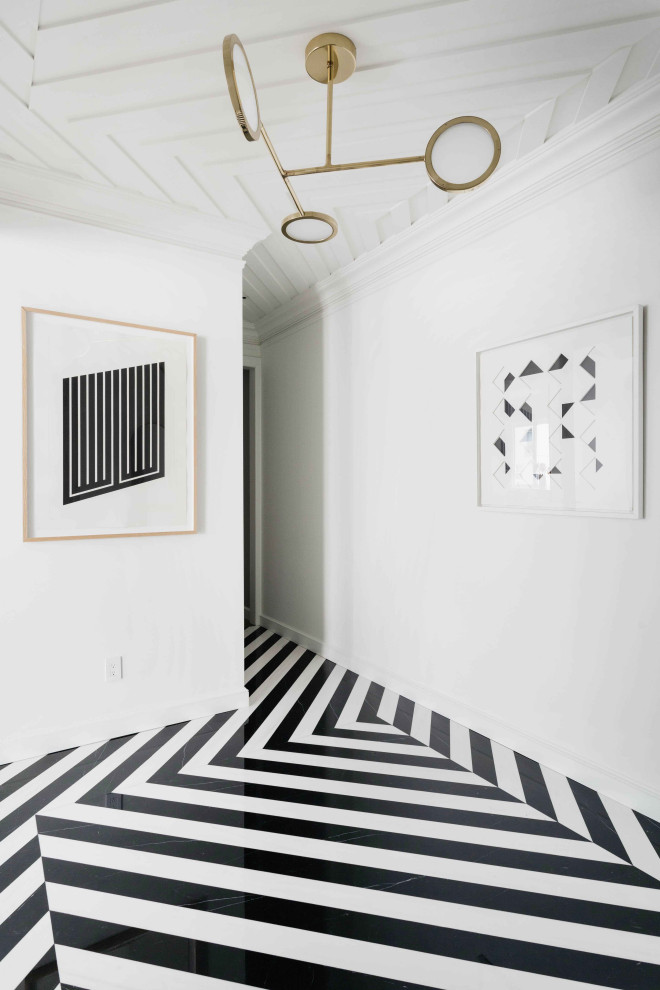 На фото: фойе среднего размера в стиле неоклассика (современная классика) с белыми стенами, мраморным полом, черным полом и деревянным потолком с
