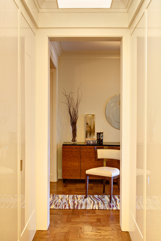 Esempio di un corridoio tradizionale di medie dimensioni con pareti bianche e pavimento in legno massello medio