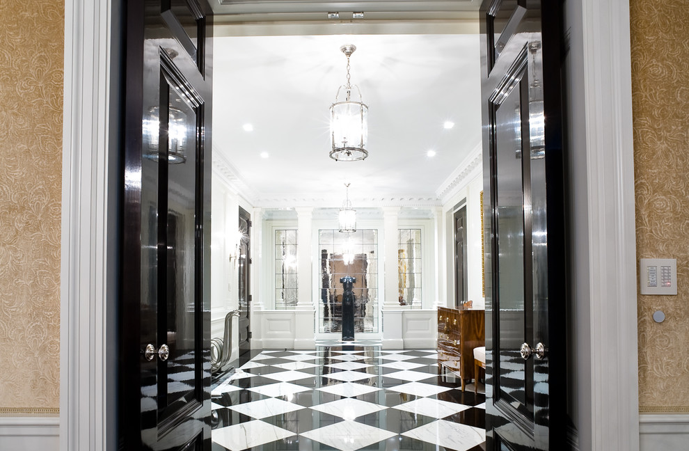 Klassisches Foyer mit weißer Wandfarbe, Marmorboden, Doppeltür und schwarzer Haustür in New York