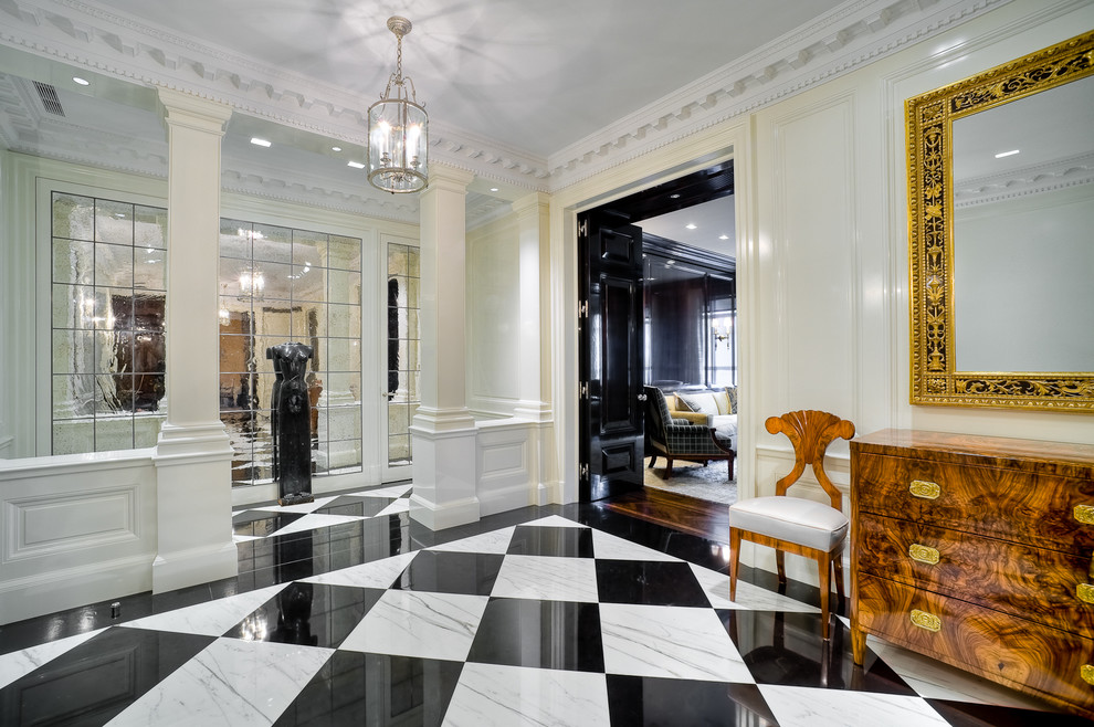 Großes Klassisches Foyer mit weißer Wandfarbe, Marmorboden, Doppeltür und dunkler Holzhaustür in New York