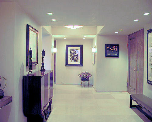 Geräumiges Modernes Foyer mit beiger Wandfarbe, Kalkstein, Einzeltür und hellbrauner Holzhaustür in New York