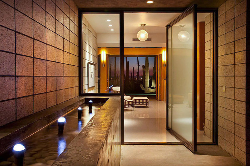 Идея дизайна: большая входная дверь в стиле модернизм с серыми стенами, поворотной входной дверью и стеклянной входной дверью