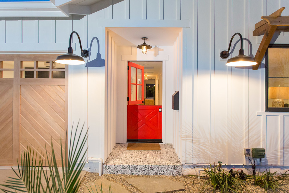 Foto de puerta principal de estilo de casa de campo de tamaño medio con puerta tipo holandesa y puerta roja