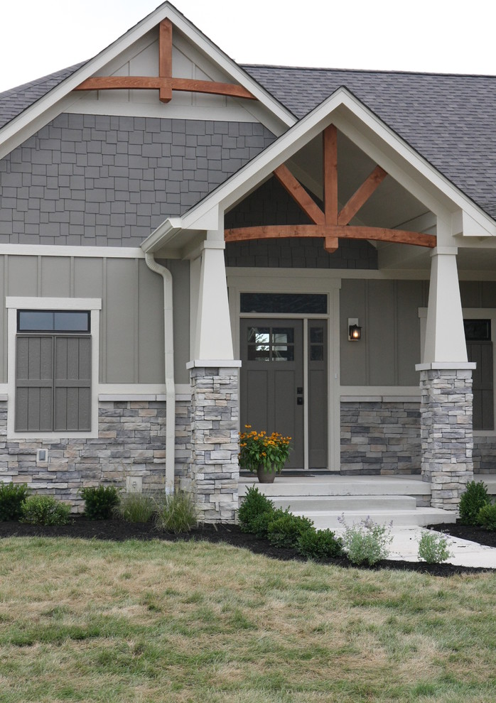 Rustikale Haustür mit grauer Wandfarbe, dunklem Holzboden, Einzeltür und grüner Haustür in Indianapolis