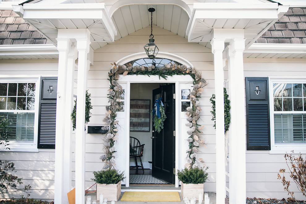 Kleine Klassische Haustür mit grauer Wandfarbe, dunklem Holzboden, Einzeltür und schwarzer Haustür in Baltimore
