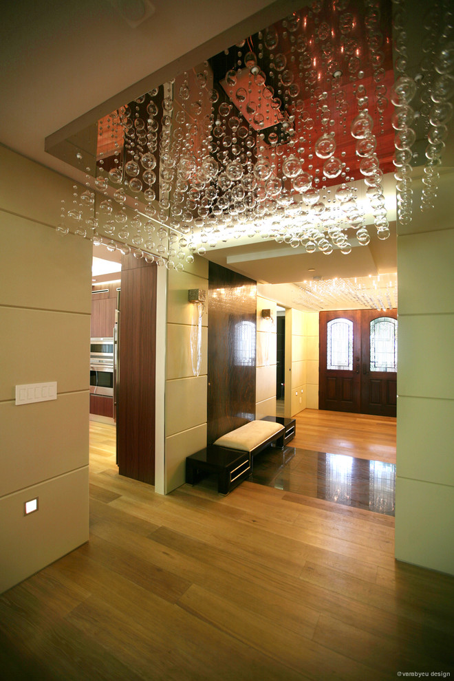 Großes Modernes Foyer mit weißer Wandfarbe, hellem Holzboden, Doppeltür und hellbrauner Holzhaustür in Miami