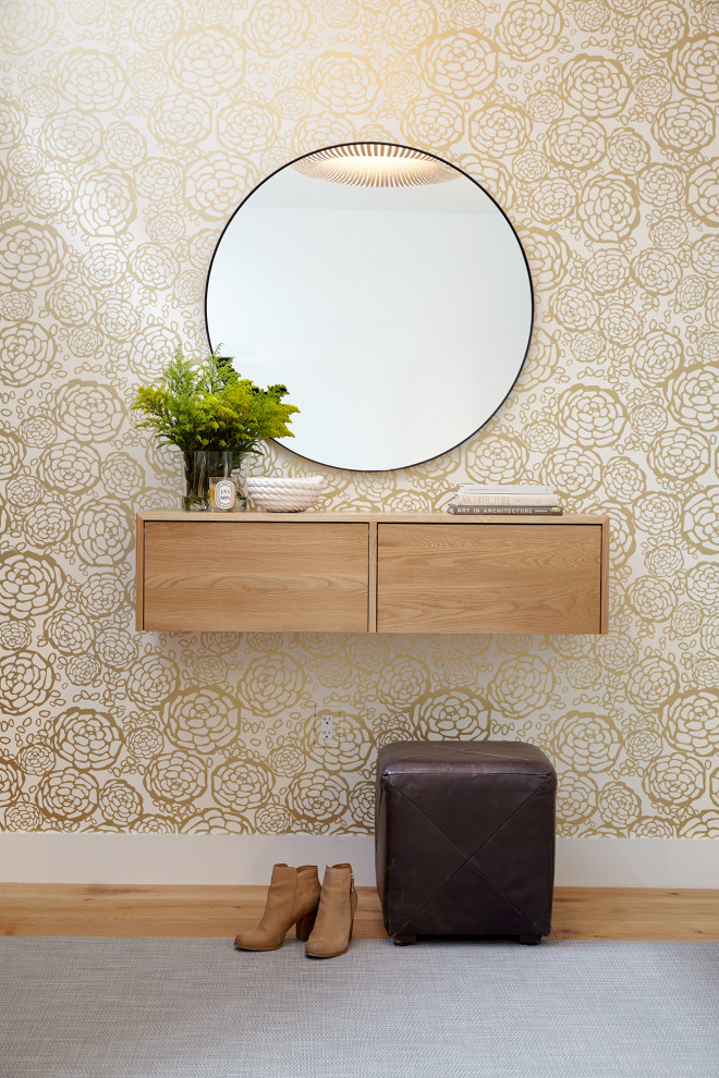 Ejemplo de distribuidor contemporáneo de tamaño medio con suelo de madera clara, suelo beige, papel pintado y paredes metalizadas