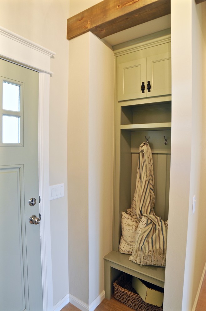 Источник вдохновения для домашнего уюта: фойе в стиле кантри с серыми стенами, светлым паркетным полом, одностворчатой входной дверью и зеленой входной дверью