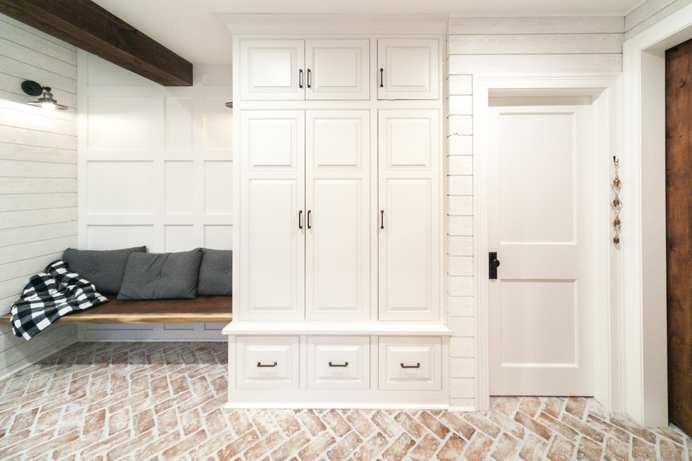 Идея дизайна: большой тамбур со шкафом для обуви в стиле кантри с белыми стенами, кирпичным полом, одностворчатой входной дверью, серой входной дверью и разноцветным полом