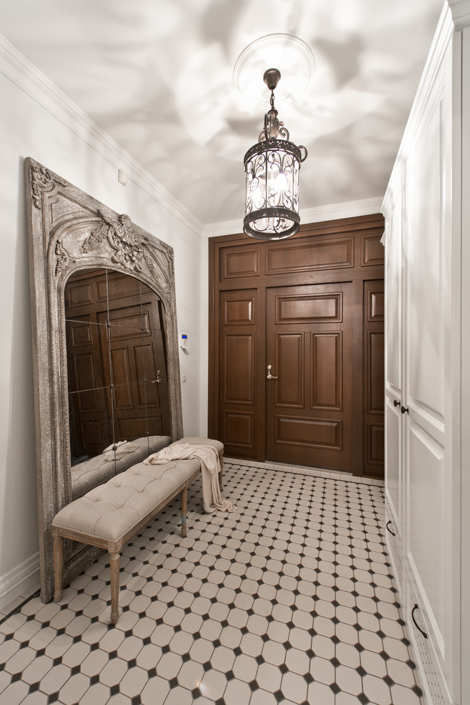 Idee per una porta d'ingresso chic di medie dimensioni con pareti bianche, pavimento in legno verniciato, una porta a due ante e una porta in legno scuro