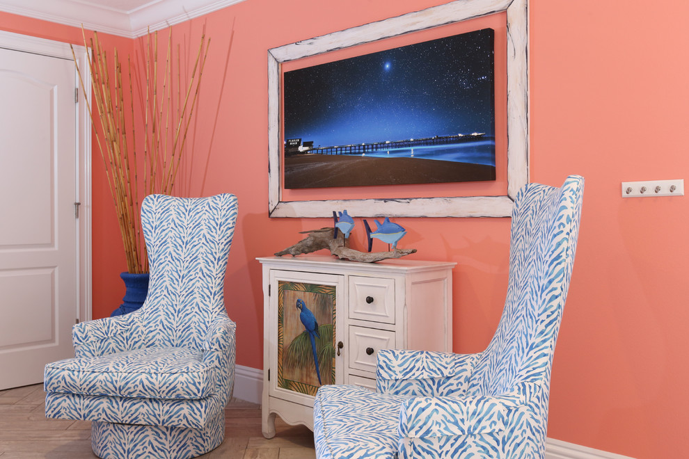 オーランドにあるお手頃価格の中くらいなビーチスタイルのおしゃれな玄関ラウンジ (オレンジの壁、磁器タイルの床、白いドア、ベージュの床) の写真