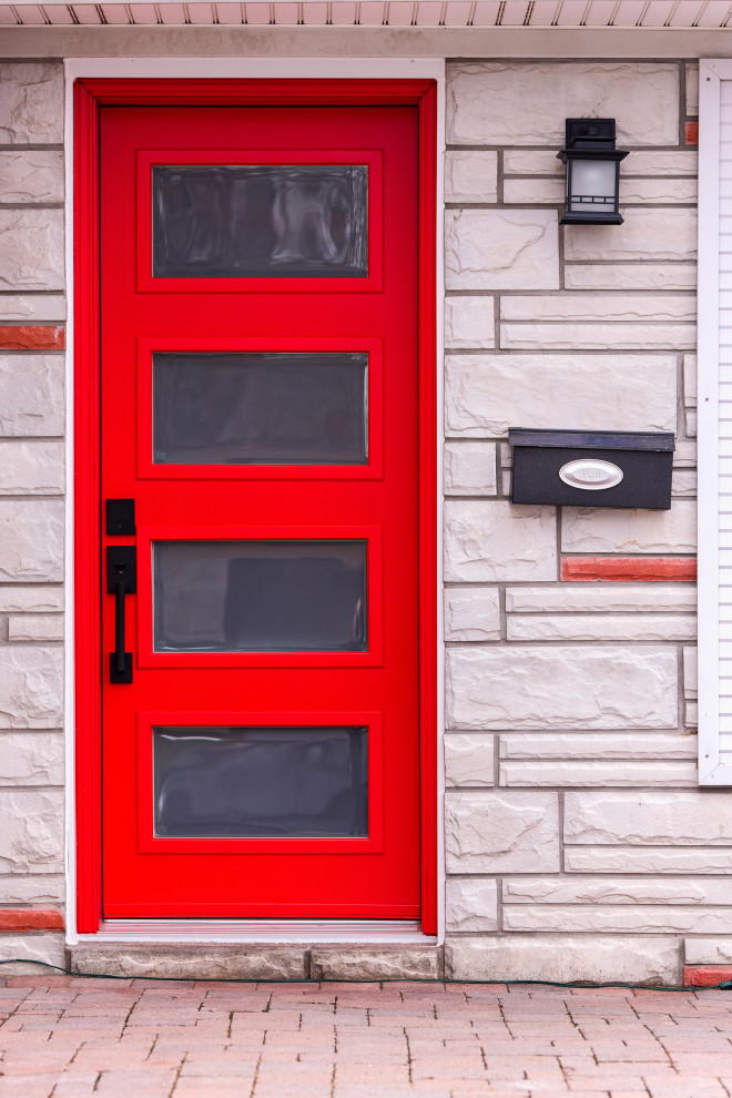 Idéer för att renovera en liten vintage foajé, med blå väggar, mörkt trägolv, en enkeldörr, en röd dörr och brunt golv