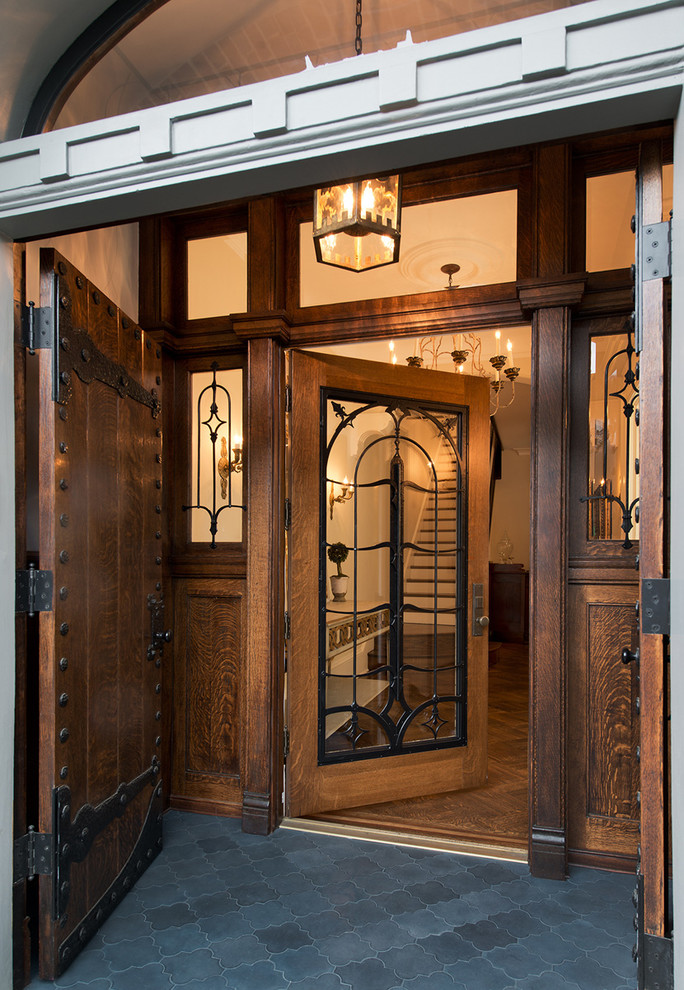 Klassischer Eingang mit Vestibül, Porzellan-Bodenfliesen, Einzeltür und dunkler Holzhaustür in Washington, D.C.