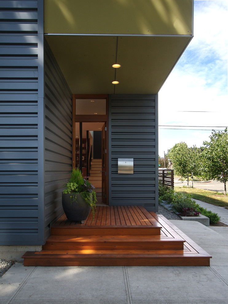 Idee per una porta d'ingresso minimal con una porta singola e una porta in legno bruno