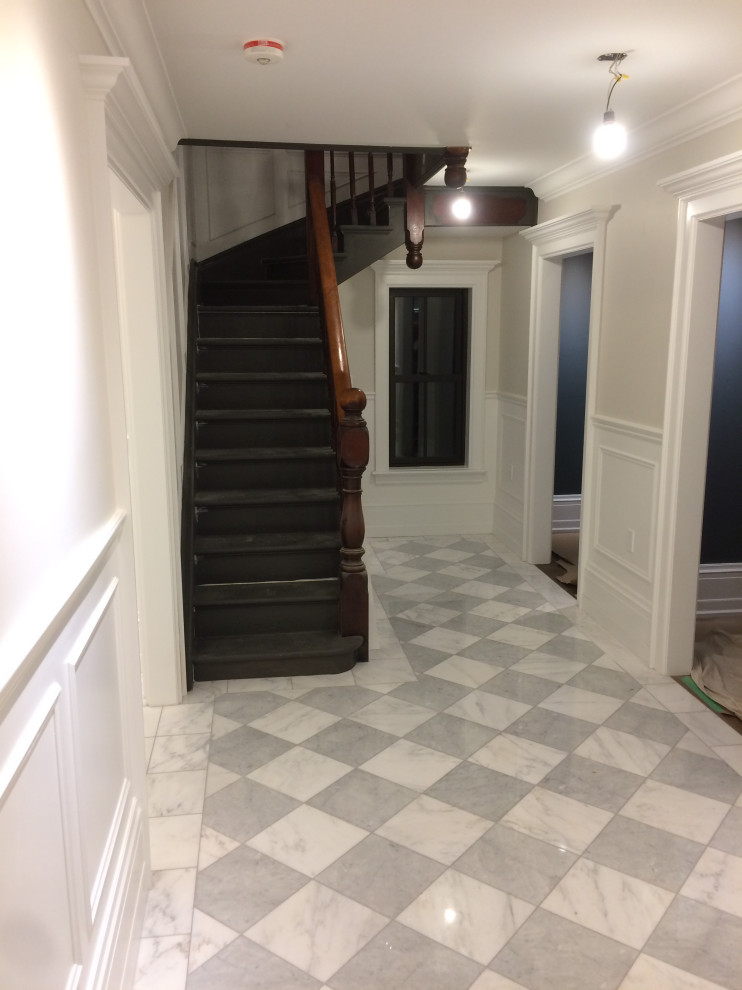 Mittelgroßes Klassisches Foyer mit beiger Wandfarbe, Marmorboden und buntem Boden in Toronto