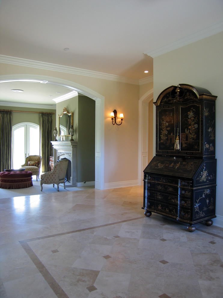 Example of a classic entryway design in Los Angeles