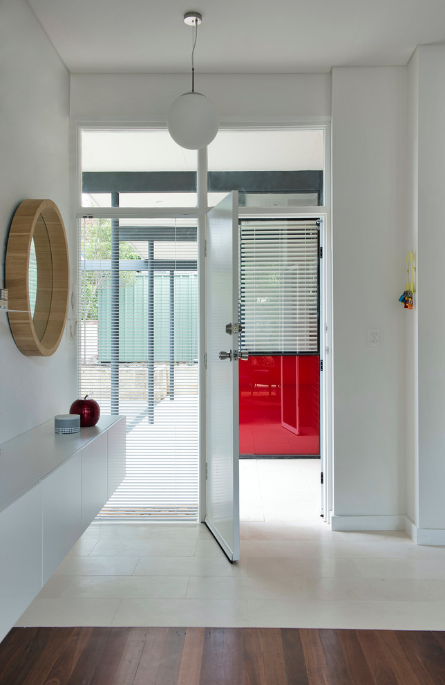 Idéer för en skandinavisk entré, med vita väggar, en enkeldörr och en vit dörr