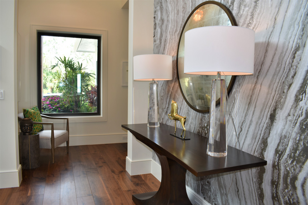 Mittelgroßes Modernes Foyer mit grauer Wandfarbe, braunem Holzboden, Drehtür, Haustür aus Metall, braunem Boden, gewölbter Decke und Tapetenwänden in Miami