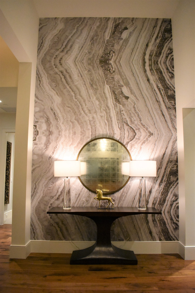 Mittelgroßes Modernes Foyer mit grauer Wandfarbe, braunem Holzboden, Drehtür, Haustür aus Metall, braunem Boden, gewölbter Decke und Tapetenwänden in Miami