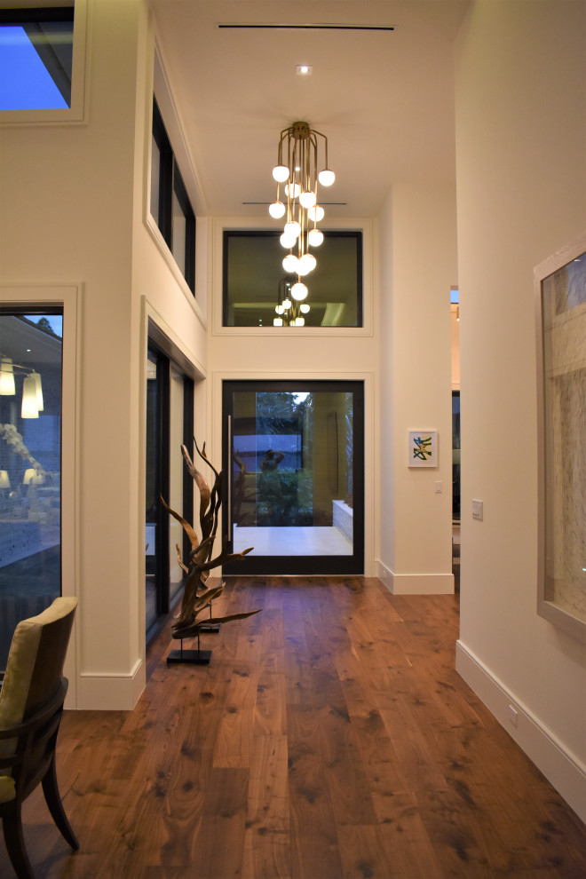 Источник вдохновения для домашнего уюта: фойе среднего размера в современном стиле с серыми стенами, паркетным полом среднего тона, поворотной входной дверью, металлической входной дверью, коричневым полом, сводчатым потолком и обоями на стенах