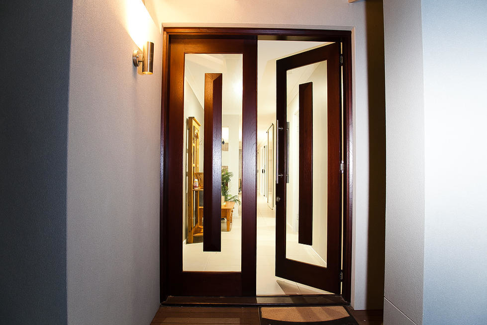 ブリスベンにある広いコンテンポラリースタイルのおしゃれな玄関ロビー (グレーの壁、赤いドア) の写真