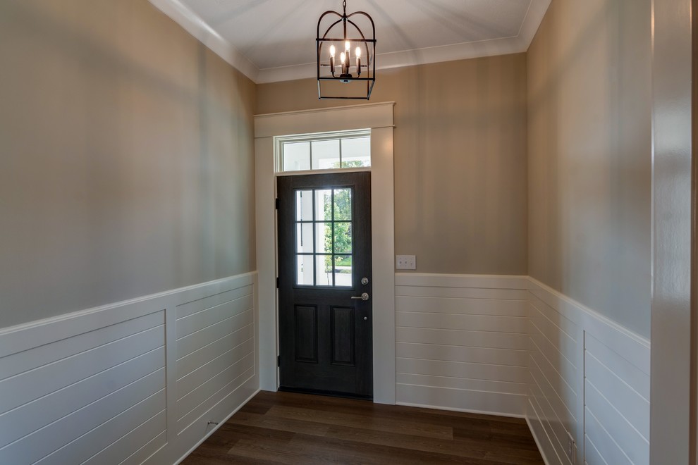 Идея дизайна: фойе среднего размера в стиле рустика с бежевыми стенами, полом из винила, одностворчатой входной дверью, коричневой входной дверью и коричневым полом