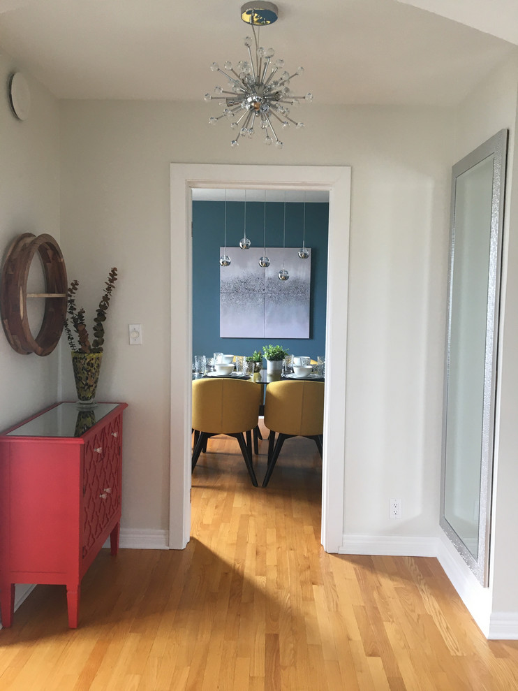 Inspiration för små moderna entréer, med vita väggar, ljust trägolv och orange golv