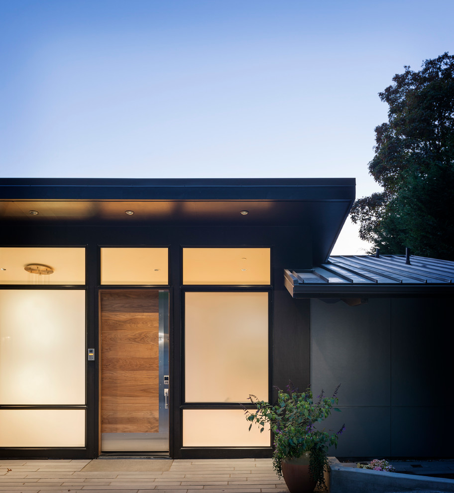Idées déco pour une porte d'entrée contemporaine avec une porte simple et une porte en bois brun.