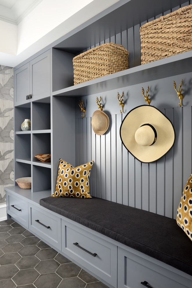 Свежая идея для дизайна: тамбур со шкафом для обуви в стиле неоклассика (современная классика) с серыми стенами и серым полом - отличное фото интерьера