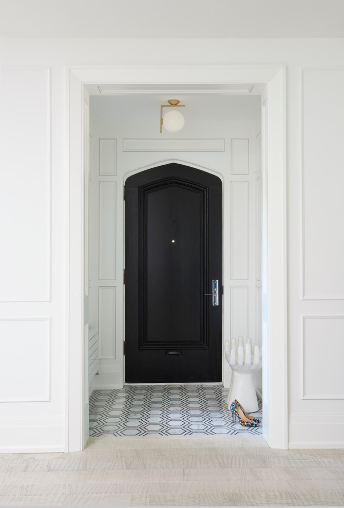 Aménagement d'une petite porte d'entrée contemporaine avec un mur blanc, un sol en carrelage de céramique, une porte simple et une porte noire.