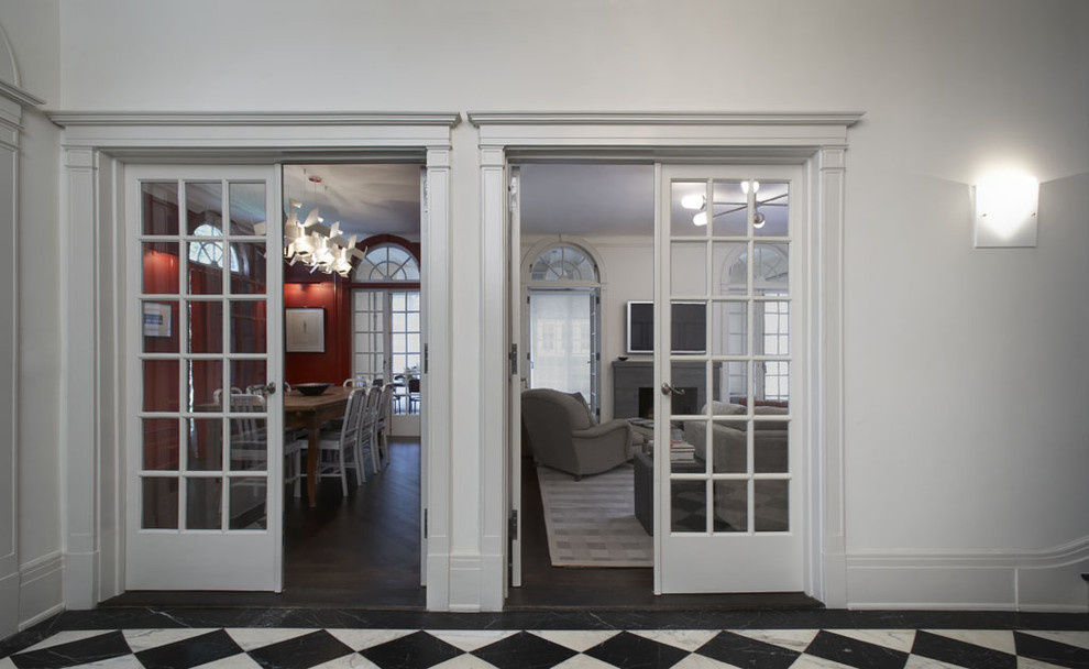 Idées déco pour un hall d'entrée contemporain de taille moyenne avec un mur blanc, un sol en marbre, une porte double et une porte blanche.