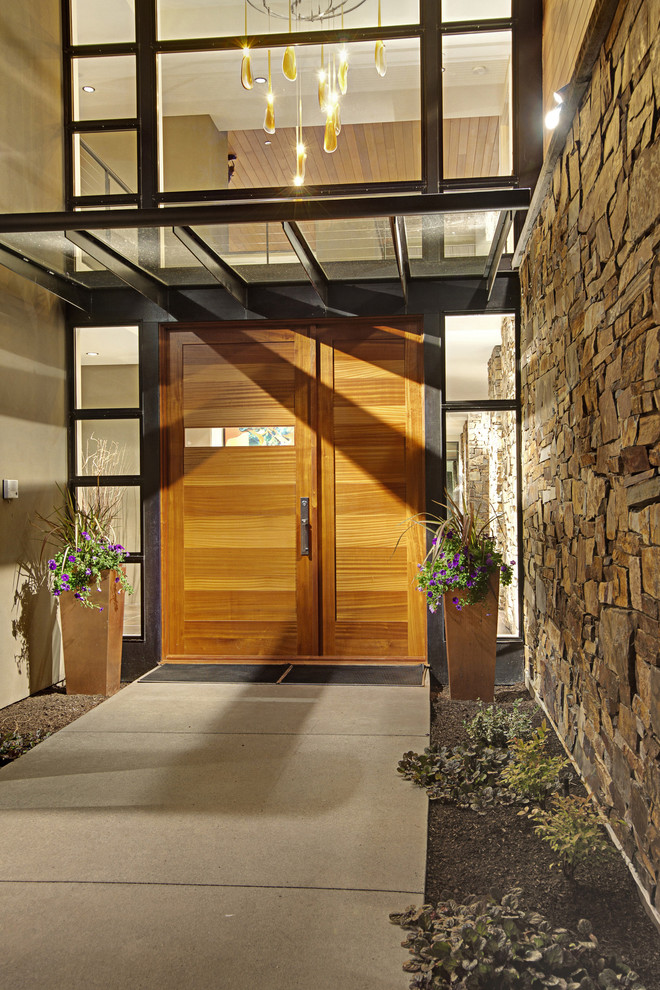Immagine di un ingresso o corridoio minimal con una porta singola e una porta in legno bruno