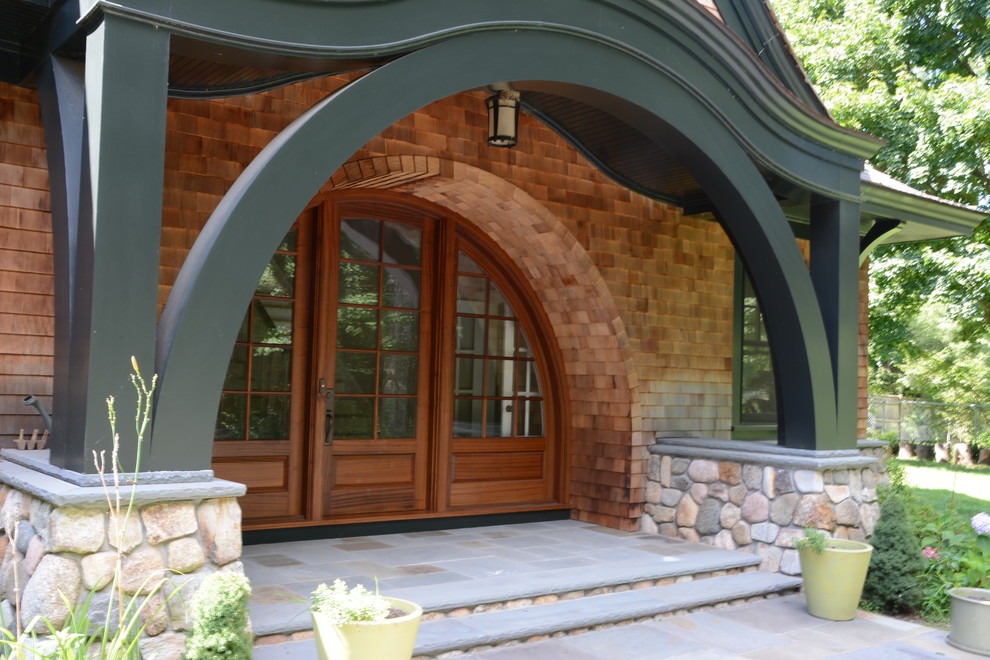 Diseño de puerta principal clásica renovada grande con paredes blancas, suelo de cemento, puerta simple y puerta de vidrio