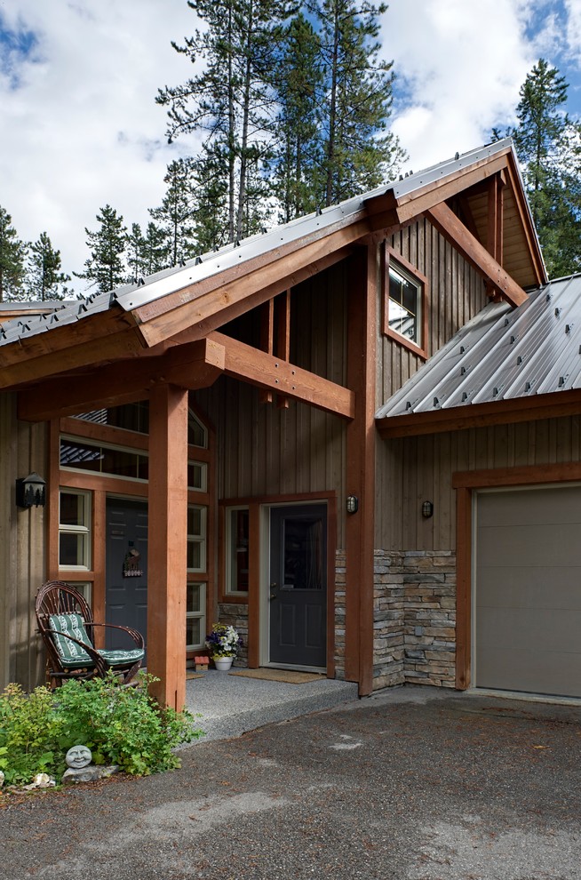 This is an example of a rustic entrance in Calgary.