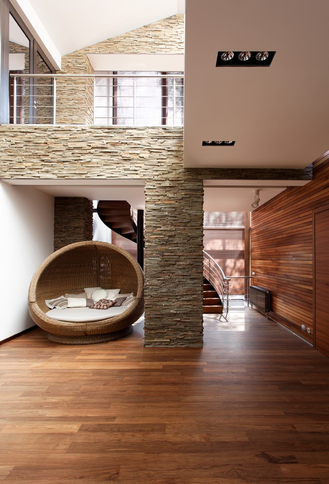 Idée de décoration pour un hall d'entrée bohème avec un sol en bois brun.