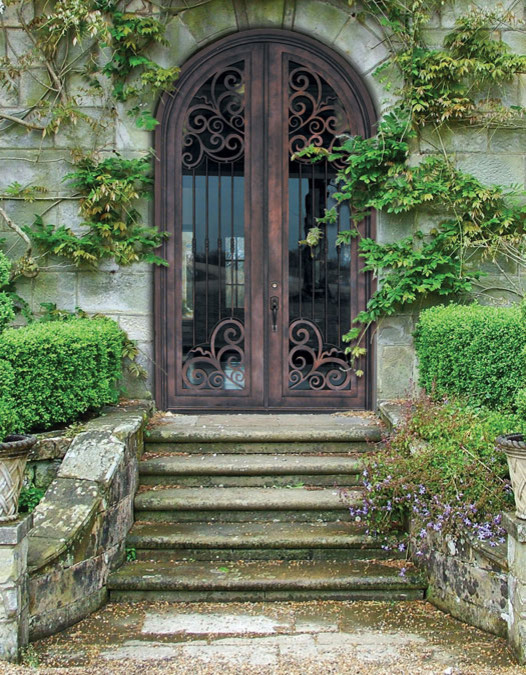 タンパにある高級な広い地中海スタイルのおしゃれな玄関ドア (金属製ドア) の写真
