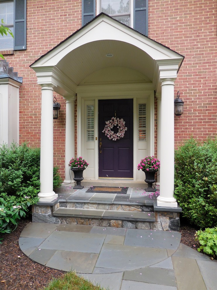Пример оригинального дизайна: входная дверь среднего размера в классическом стиле с полом из сланца, одностворчатой входной дверью и коричневой входной дверью