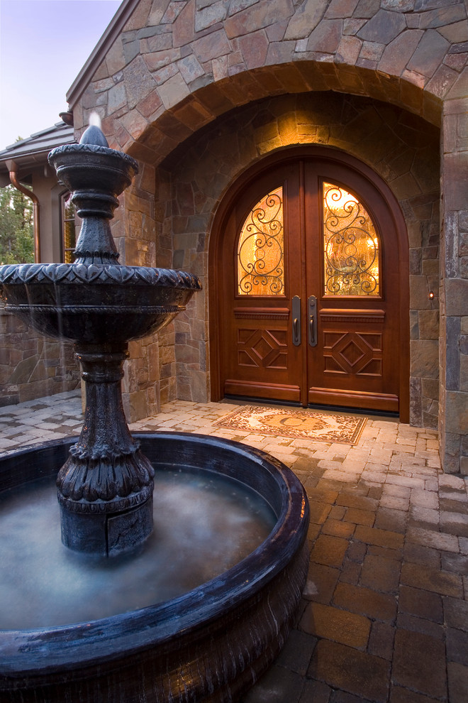 Стильный дизайн: большая входная дверь в классическом стиле с двустворчатой входной дверью и входной дверью из дерева среднего тона - последний тренд