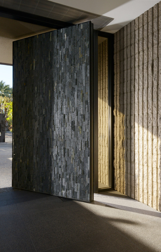Geräumige Moderne Haustür mit weißer Wandfarbe, Granitboden, Drehtür und grauer Haustür in Los Angeles