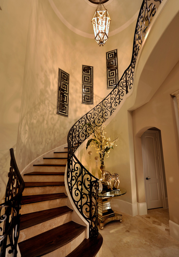 Esempio di un ingresso o corridoio chic con pareti beige e pavimento in travertino