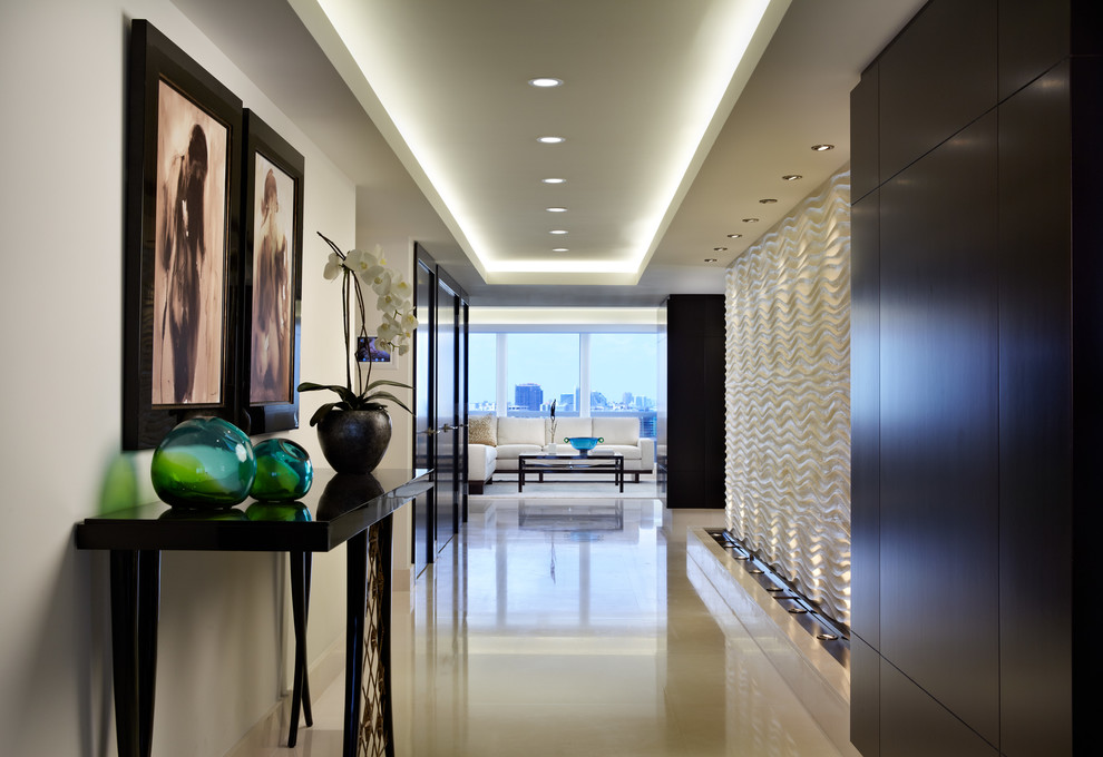Mittelgroßes Modernes Foyer mit Kalkstein, Einzeltür, dunkler Holzhaustür und beigem Boden in Miami