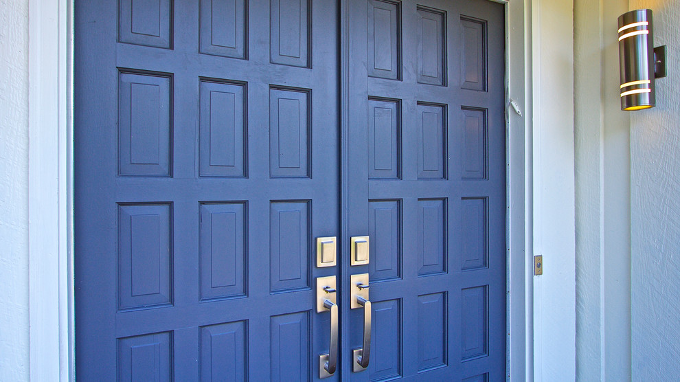 Inspiration för en mellanstor maritim foajé, med blå väggar, mellanmörkt trägolv, en dubbeldörr och en grå dörr