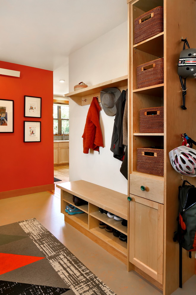 Стильный дизайн: тамбур со шкафом для обуви в стиле кантри с красными стенами, полом из линолеума, одностворчатой входной дверью, входной дверью из дерева среднего тона и бежевым полом - последний тренд