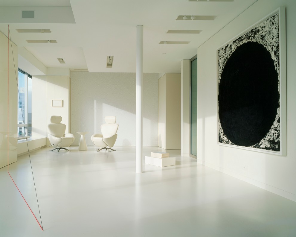 Cette image montre une entrée minimaliste avec un mur blanc.