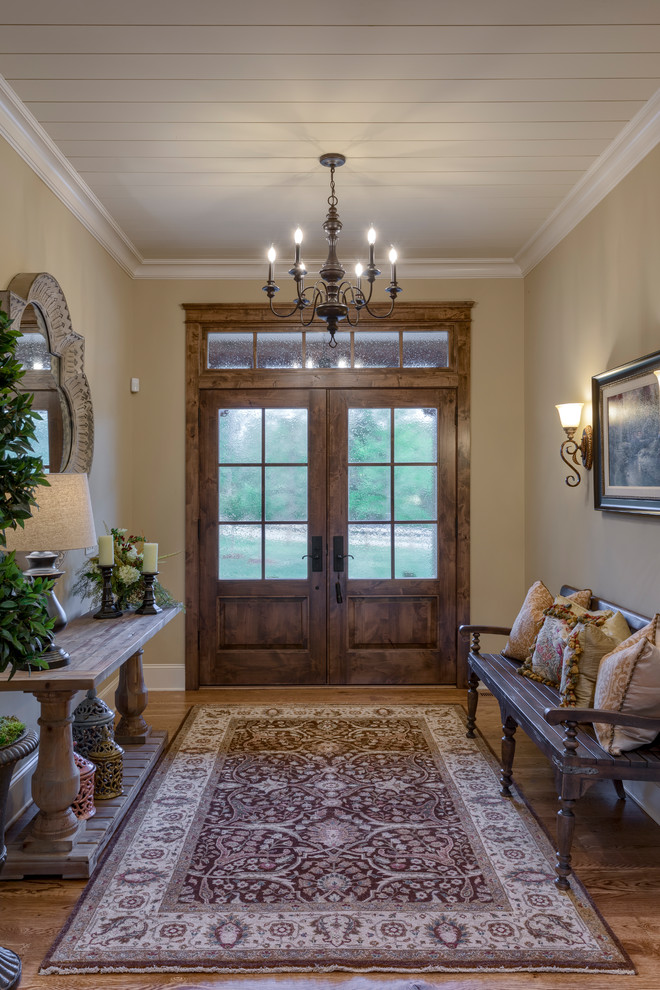Imagen de puerta principal de estilo de casa de campo extra grande con paredes beige, suelo de madera en tonos medios, puerta doble, puerta de madera en tonos medios y suelo marrón
