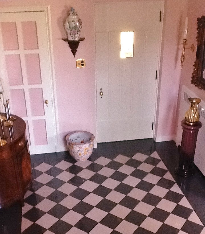 На фото: маленькая входная дверь в стиле фьюжн с розовыми стенами, одностворчатой входной дверью и полом из керамической плитки для на участке и в саду