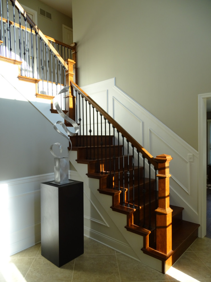 Cette image montre un grand escalier traditionnel avec boiseries.