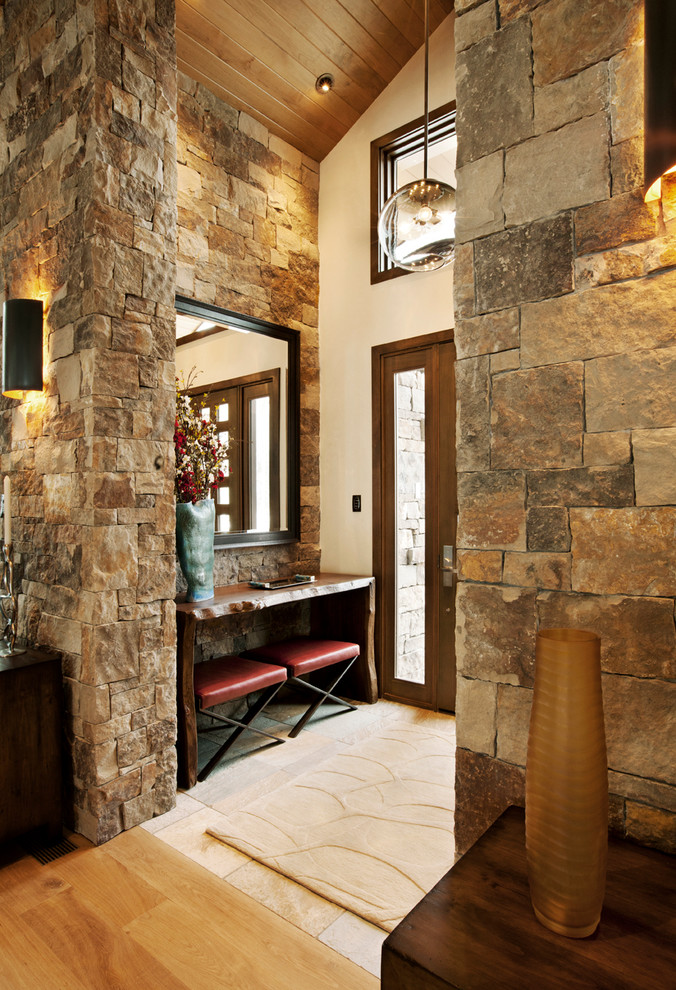 Uriges Foyer mit beiger Wandfarbe, Schieferboden, Einzeltür und hellbrauner Holzhaustür in Denver