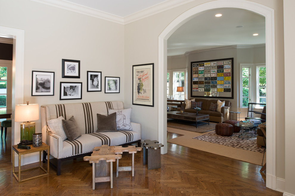 Mittelgroße Klassische Haustür mit grauer Wandfarbe, dunklem Holzboden und braunem Boden in New York