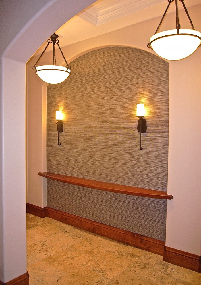 Esempio di un grande ingresso con vestibolo chic con pareti beige e pavimento in travertino